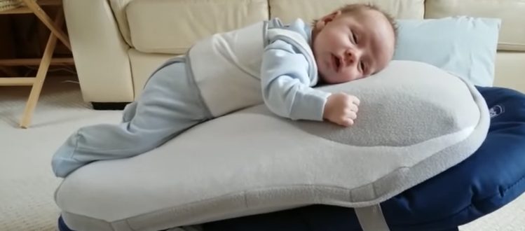 सोते समय शिशु के सर को ऊँचा कर दें